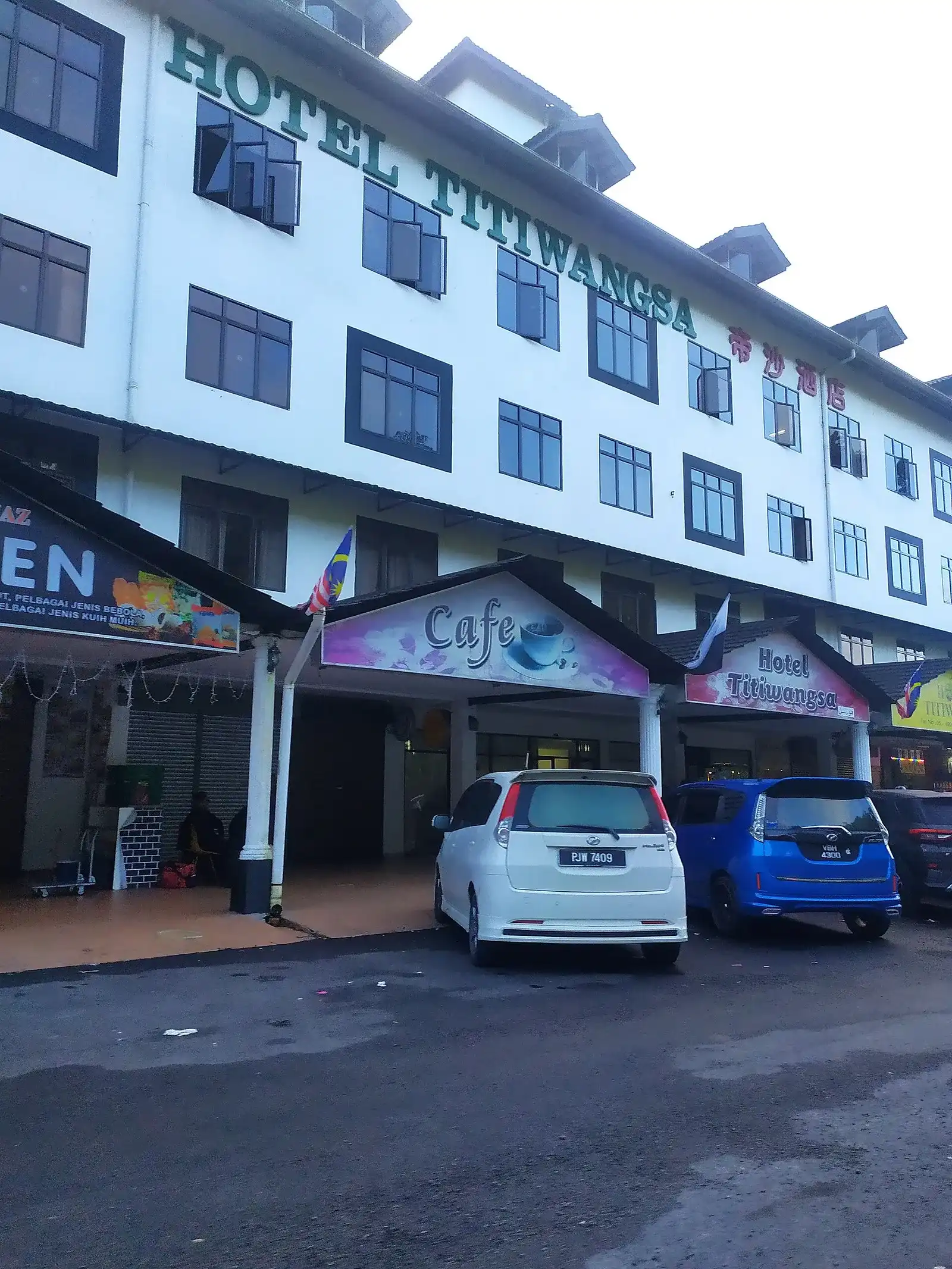 Front of Hotel Titiwangsa in Brinchang with cars parked outside