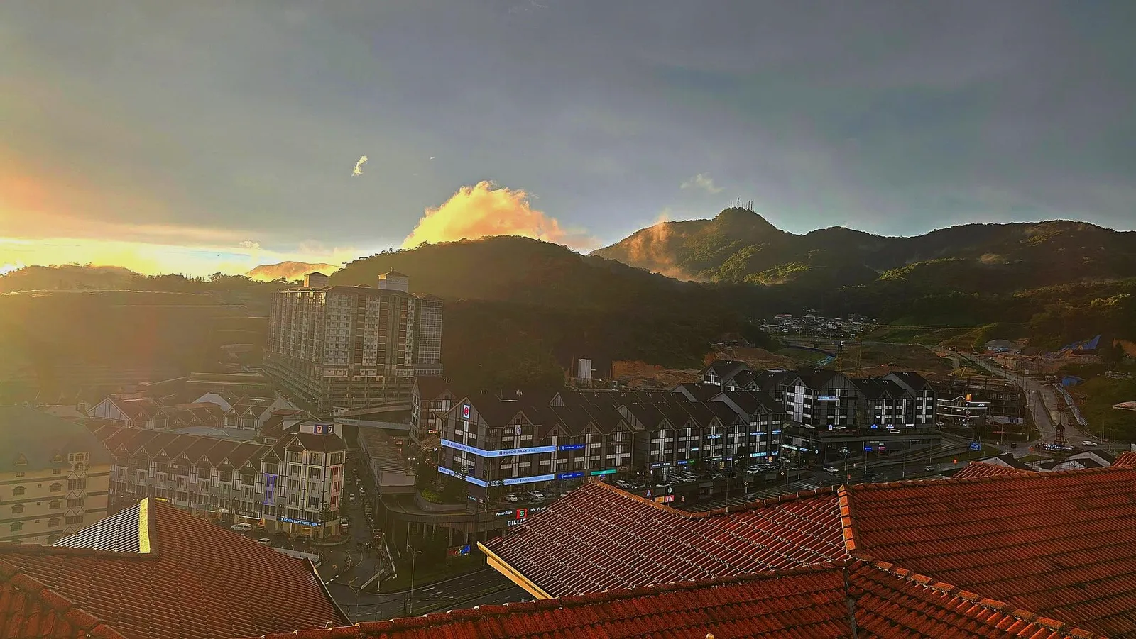 Cameron Centrum in Brinchang and Mount Brinchang at sunset